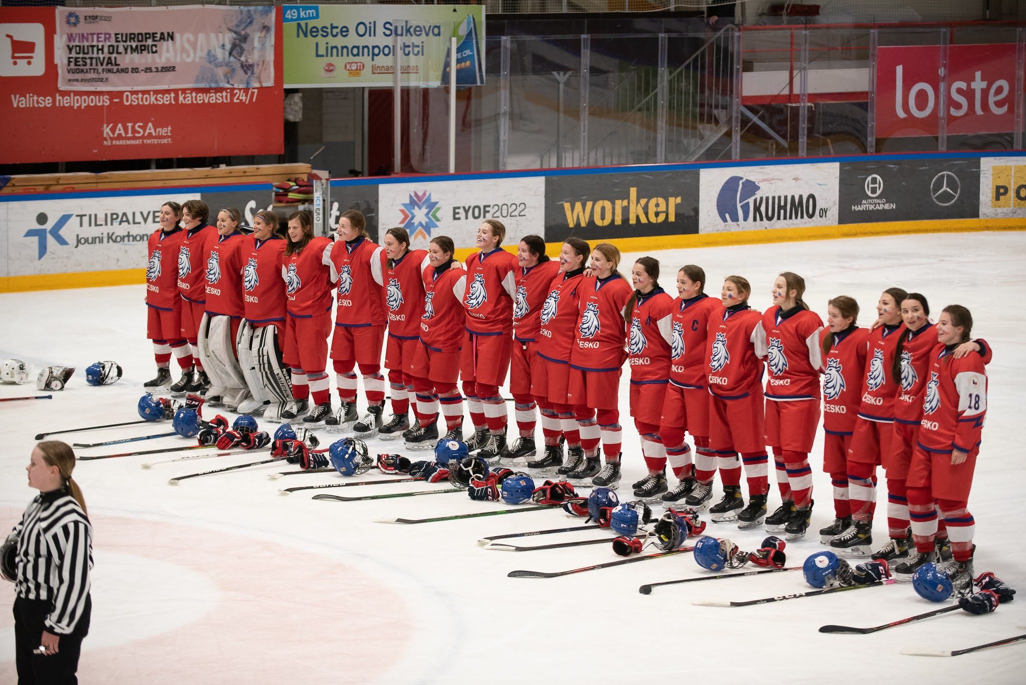 Czech Republic reached the girls' ice hockey final with a second Group A victory - 4-0 - against Hungary ©Hannu Kilpeläinen/EYOF 2022 Vuokatti